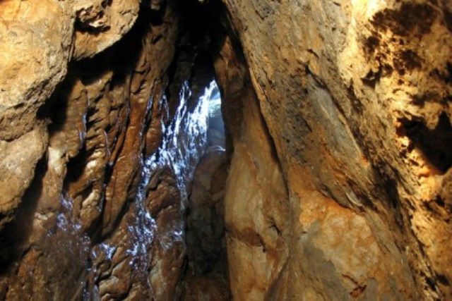 La grotta del Chiostraccio nel senese dove sono stati trovati i fossili di orso delle caverne