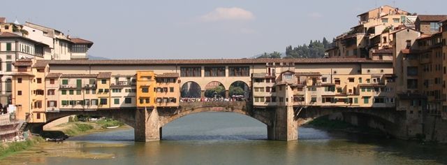 Ponte Vecchio imbrattato da una bambina tedesca, padre ripulisce
