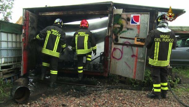 L'intervento dei pompieri sulla baracca incendiata (Foto Vigili del Fuoco)