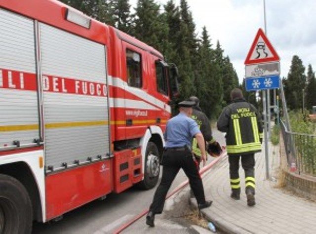 L'intervento dei vigili del fuoco ha permesso di circoscrivere in fretta il rogo