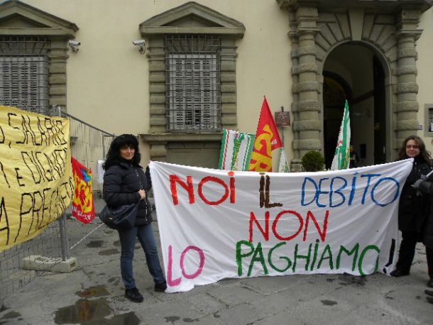 Uno degli slogan dei lavoratori del portierato della Regione Toscana che oggi hanno manifestato di fronte Palazzo Strozzi Sacrati