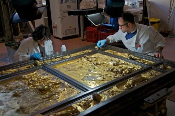 La doratura originale è stata trovata nei rilievi scultorei delle 28 formelle