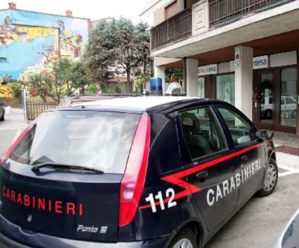 La pronta reazione del vigilantes con lo spray ha immobilizzato il ladro