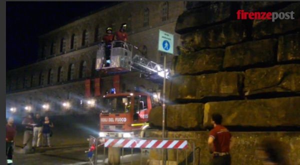 I Vigili del Fuoco rimuovono la pietra pericolante dal muro di Palazzo Pitti