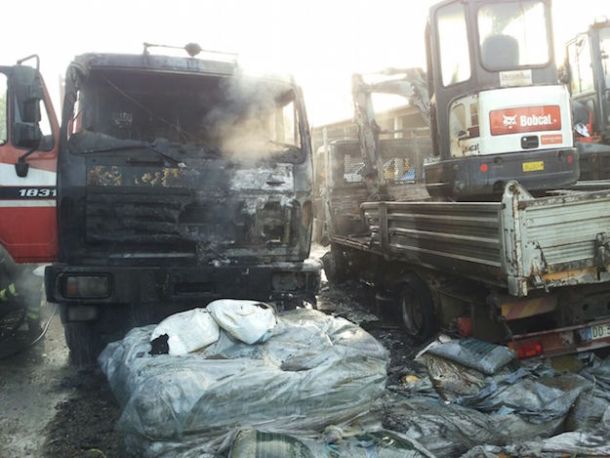 Gli automezzi incendiati in via dello Scalo a Firenze