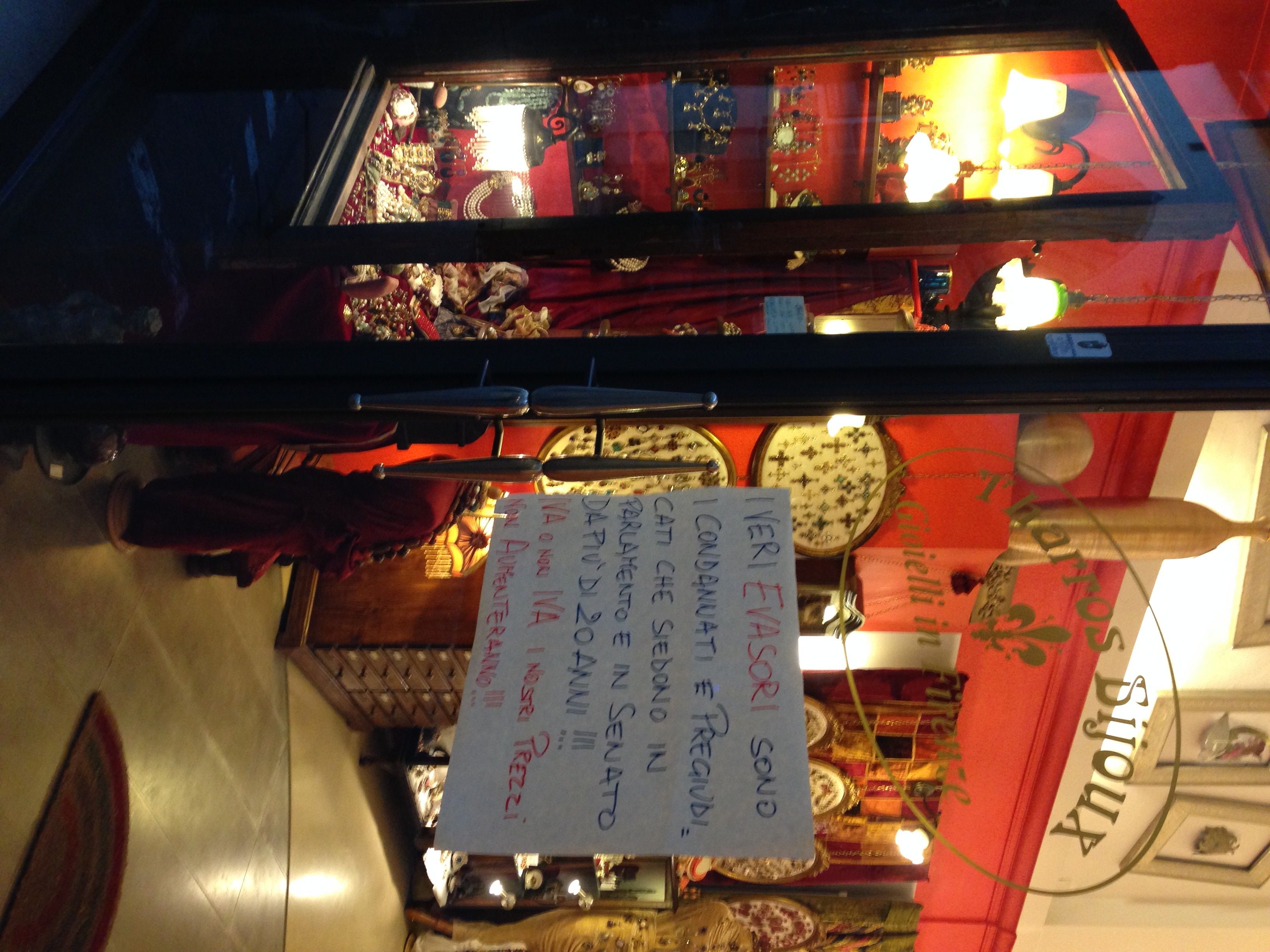 Cartello anti-casta in Borgo Santi Apostoli