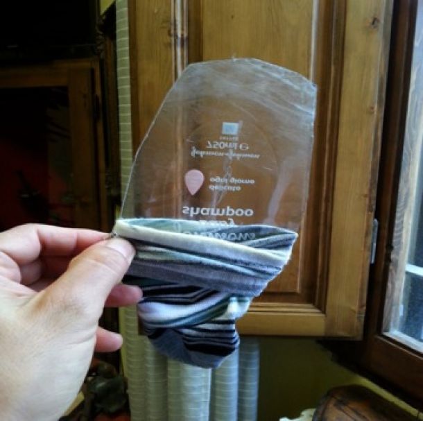 La bottiglietta con cui la due ladre cercavano di forzare una serratura