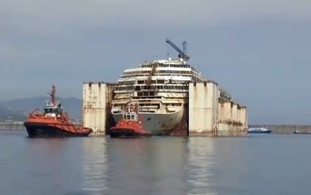 Nave Concordia lascia il porto di Prà Voltri per il suo ultimo viaggio