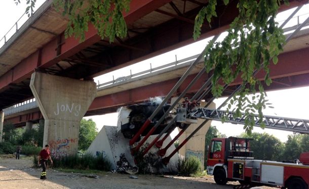 Il furgone precipitato stamani dal ponte all'Indiano a Firenze