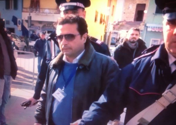 Francesco Schettino stamani sulla banchina di Giglio Porto