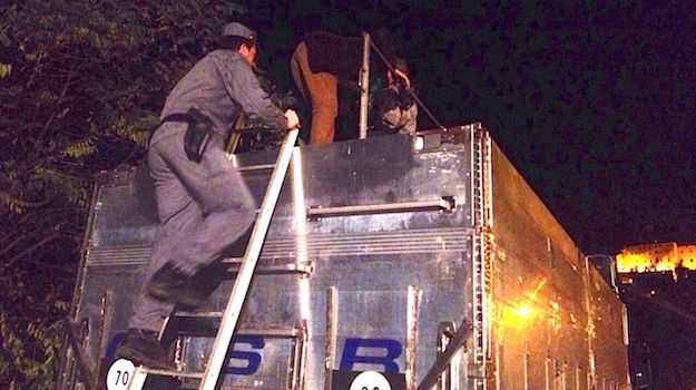 La cisterna è stata fermata dalla Forestale all'uscita dell'A1 a Valdichiana