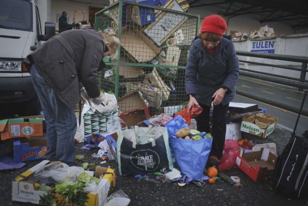 a crisi economica fa aumentare il numero degli italiani poveri