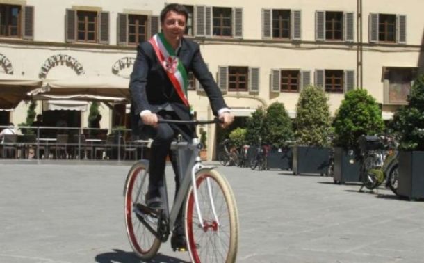 Matteo Renzi in bicicletta nella sua Firenze