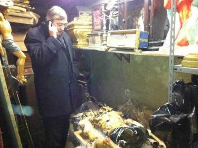 Il vescovo Agostinelli accanto ad uno dei crocifissi vandalizzati