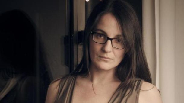 Sarah Ton, carrarese, si spoglia per protestare contro il modello di velina