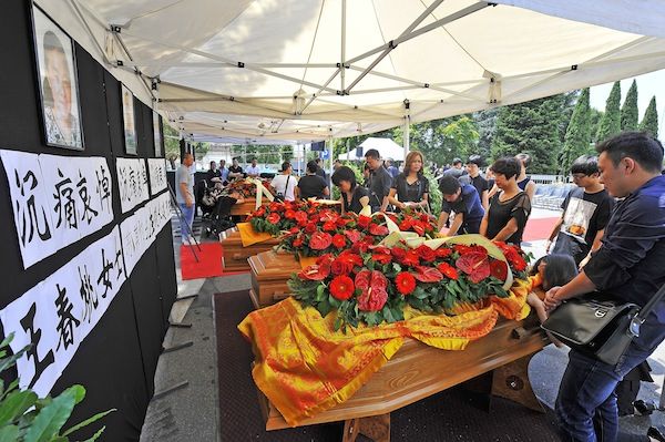 Le bare degli operai cinesi morti nel rogo del 1 dicembre 2013 a Prato (foto Giacomo Morini)
