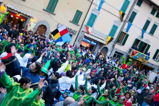 Coriandoli e bandiere a Foiano