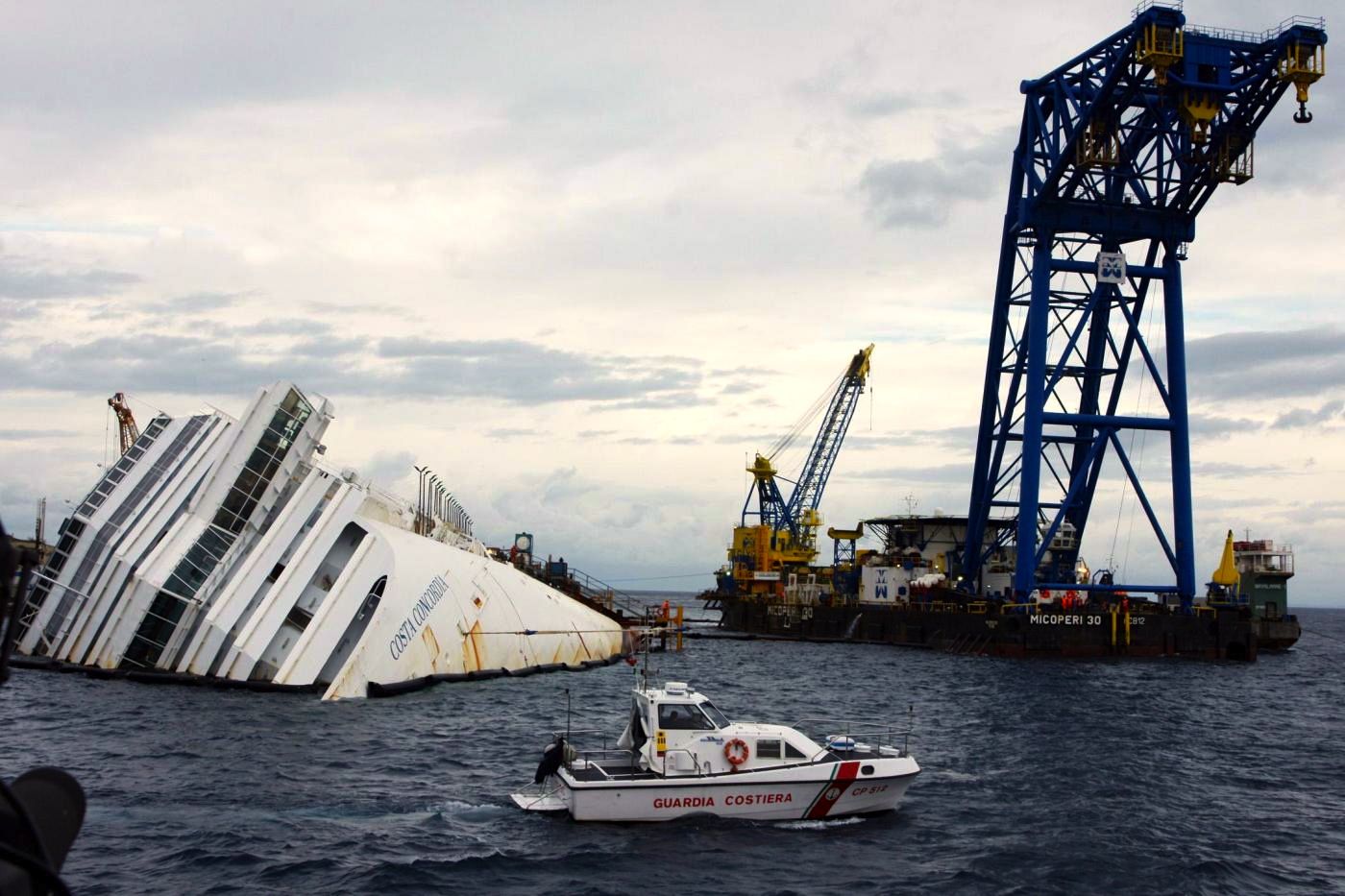 Le strutture della Micoperi durante il recupero della Costa Concordia