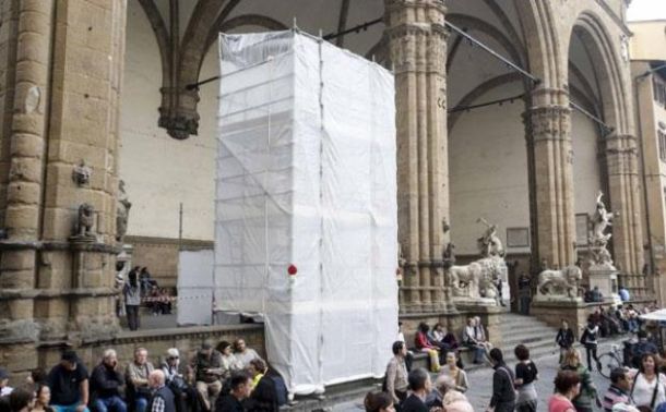 Loggia dei Lanzi, la manutenzione del Perseo