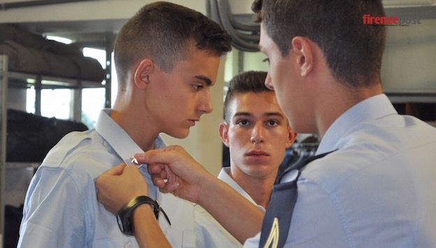 Un allievo del 1° anno della Scuola Aeronautica Douhet mentre riceve le stellette militari (Foto FirenzePost)