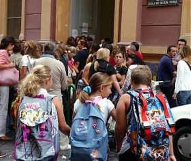 Zaini sempre più pesanti sulle spalle degli studenti