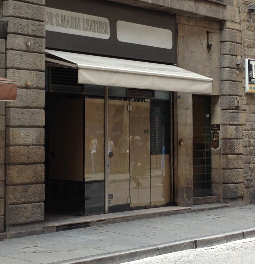 Negozio in fiamme nella notte in via Por Santa Maria a Firenze