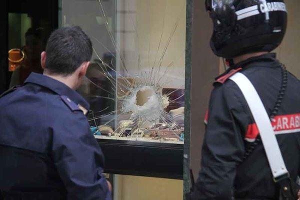 Un furto con spaccata ad una gioielleria