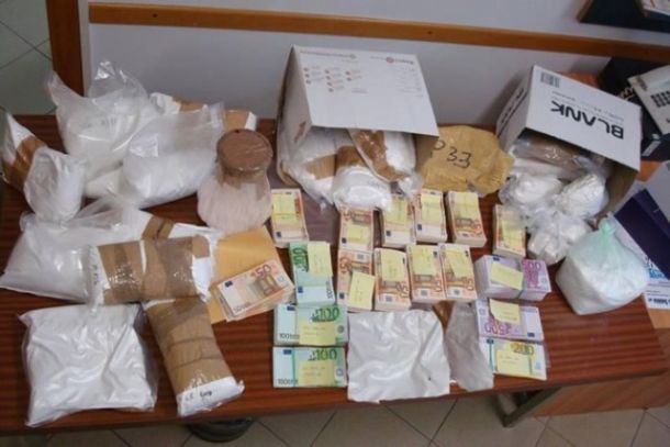 La droga e il denaro sequstrati dai carabinieri