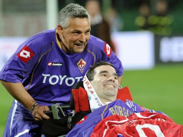 Stefano Borgonovo e Roberto Baggio durante la gara tra Fiorentina e Milan al Franchi nel 2008