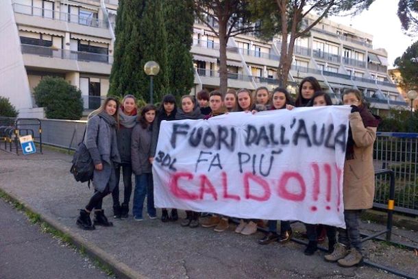 Gli studenti della 3ª DL del Calamandrei chiedono solo di poter far lezione al caldo
