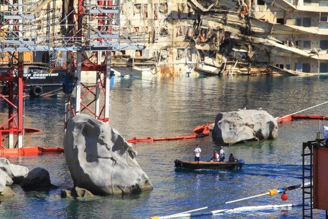 Le immersioni attorno al relitto della Concordia