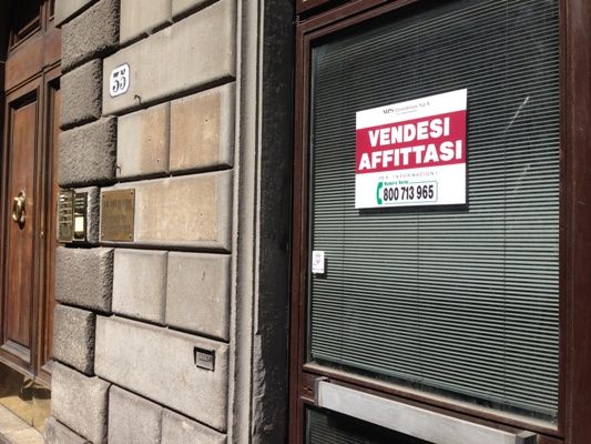Sfilza di cartelli 'affittasi' e 'vendesi'