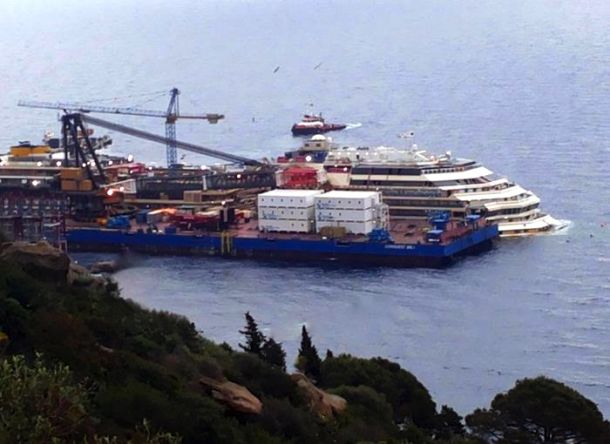 I primi cassoni montati sullo scafo della Costa Concordia