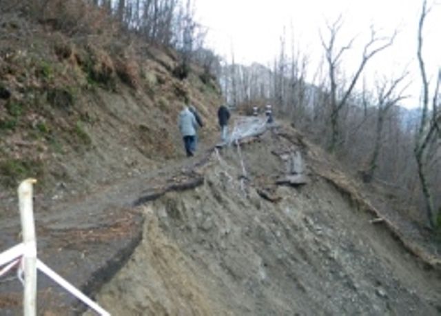 Frana a Fabbriche evacuate 15 famiglie