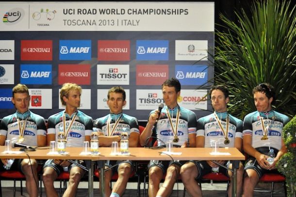 La squadra Omega Pharma durante la conferenza stampa