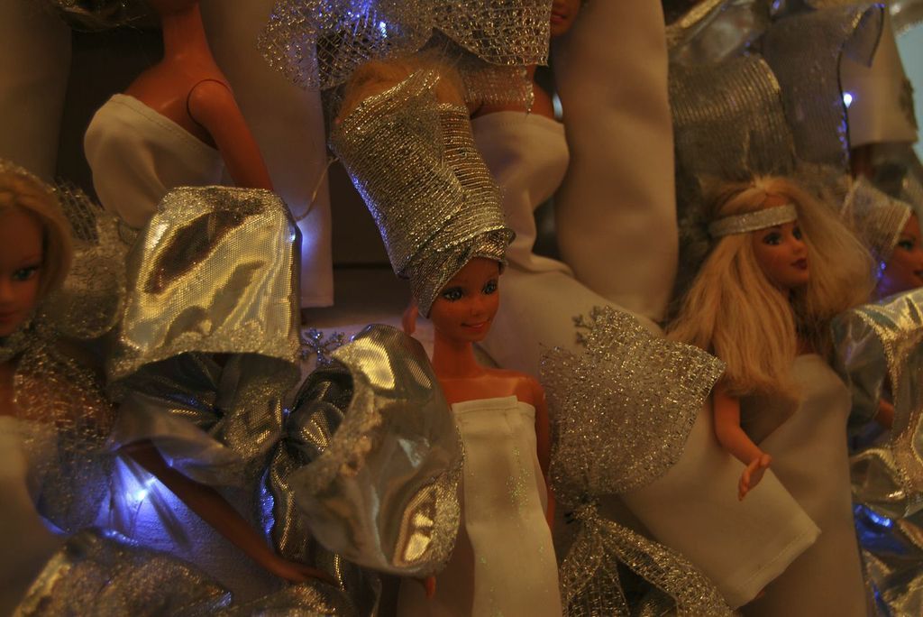 L'albero di Natale fatto di Barbie