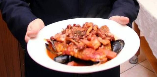 Il cacciucco a Valpiana è stato servito, ma quanta rabbia dopo il furto