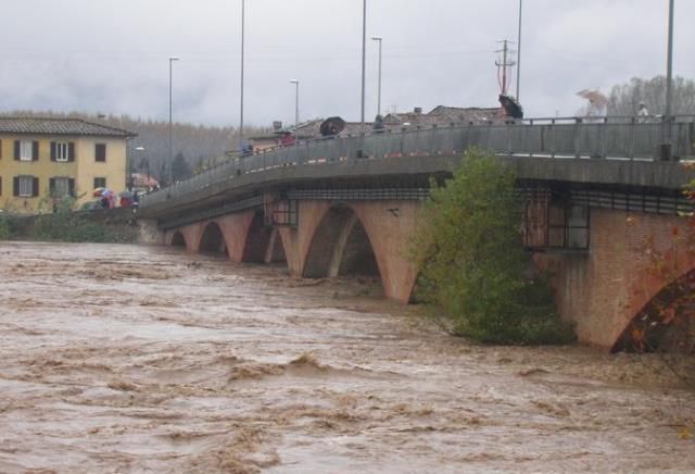 Il fiume Serchio in piena in Lucchesia
