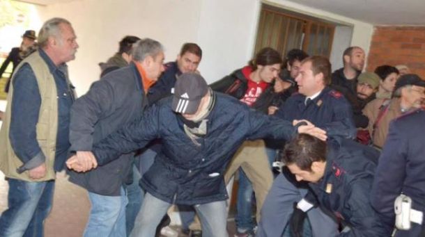 Tensioni durante uno sfratto con forza pubblica a Firenze