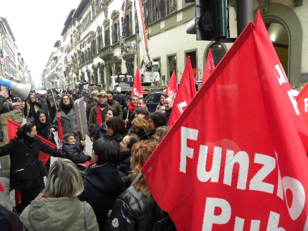 Il presidio dei lavoratori delle cooperative sociali in via Cavour