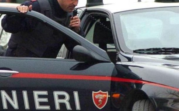 I militari hanno esploso due colpi in aria per spaventare il malvivente