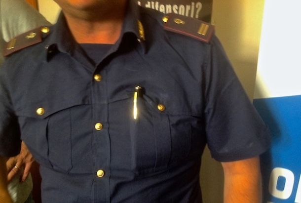 Un poliziotto si è autodotato di una penna spia