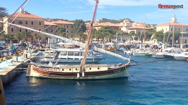 Un'imbarcazione a vela latina