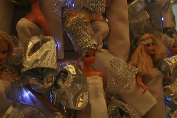 L'albero di Natale fatto di Barbie