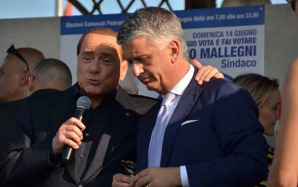 Silvio Berlusconi e Massimo Mallegni durante la campagna elettorale a Pietrasanta