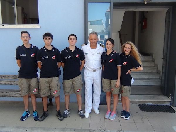 I cinque partecipanti al Campo Giovani 2015 con il Comandante della Capitaneria di Porto di Viareggio Davide Oddone