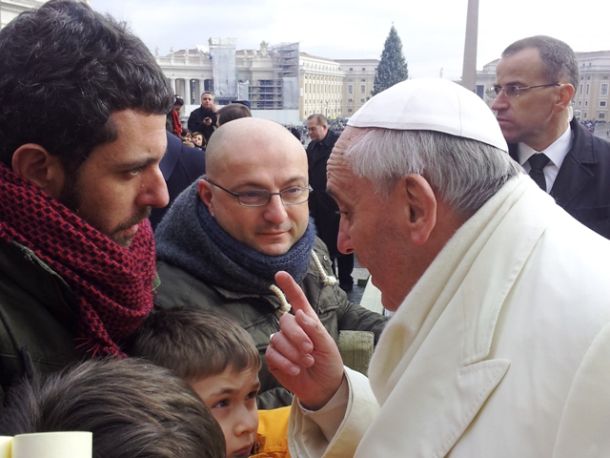 Papa Francesco con due dipendenti della Shelbox il 29 gennaio in piazza San Pietro
