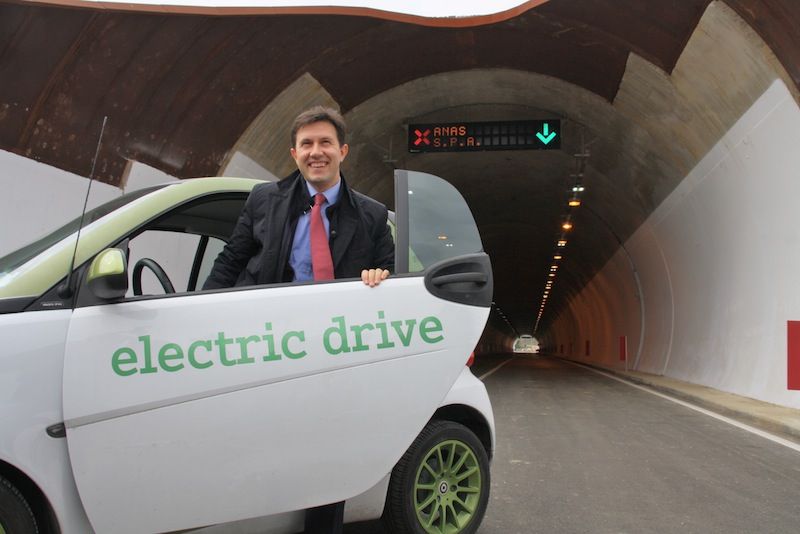 Il vicesindaco, Dario Nardella, ha inaugurato il tunnel con un'auto elettrica