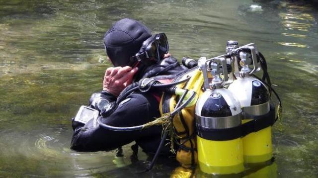I sommozzatori dei vigili del fuoco cercano il cadavere di Francesca Benetti