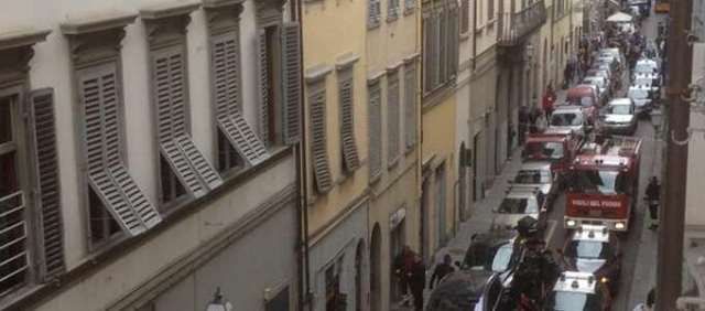 Il numero civico di via degli Alfani dove l'albanese si è sparato